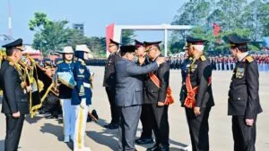 Presiden Prabowo Subianto saat menyematkan tanda kehormatan kepada perwakilan jajaran Kepolisian Negara Republik Indonesia di Lapangan Nagara Janottama Cikeas.
