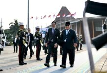 Hangat hingga Perpisahan, Presiden Prabowo Antar Langsung Keberangkatan PM Lawrence Wong di Halim Perdanakusuma Presiden Indonesia Prabowo Subianto mengantar langsung PM Singapura Lawrence Wong di tangga pesawat Pangkalan TNI AU Halim Perdanakusuma Jakarta.