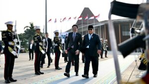Presiden Indonesia Prabowo Subianto mengantar langsung PM Singapura Lawrence Wong di tangga pesawat Pangkalan TNI AU Halim Perdanakusuma Jakarta.