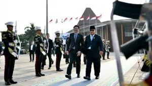 Presiden Indonesia Prabowo Subianto mengantar langsung PM Singapura Lawrence Wong di tangga pesawat Pangkalan TNI AU Halim Perdanakusuma Jakarta.