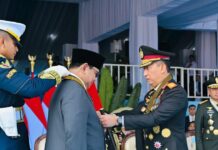 HUT Bhayangkara ke-80: Presiden Prabowo Dianugerahi Medali Kehormatan Loka Praja Samrakshana Kapolri Jenderal Listyo Sigit Prabowo saat mengalungkan Medali Loka Praja Samrakshana kepada Presiden Prabowo Subianto di Cikeas.