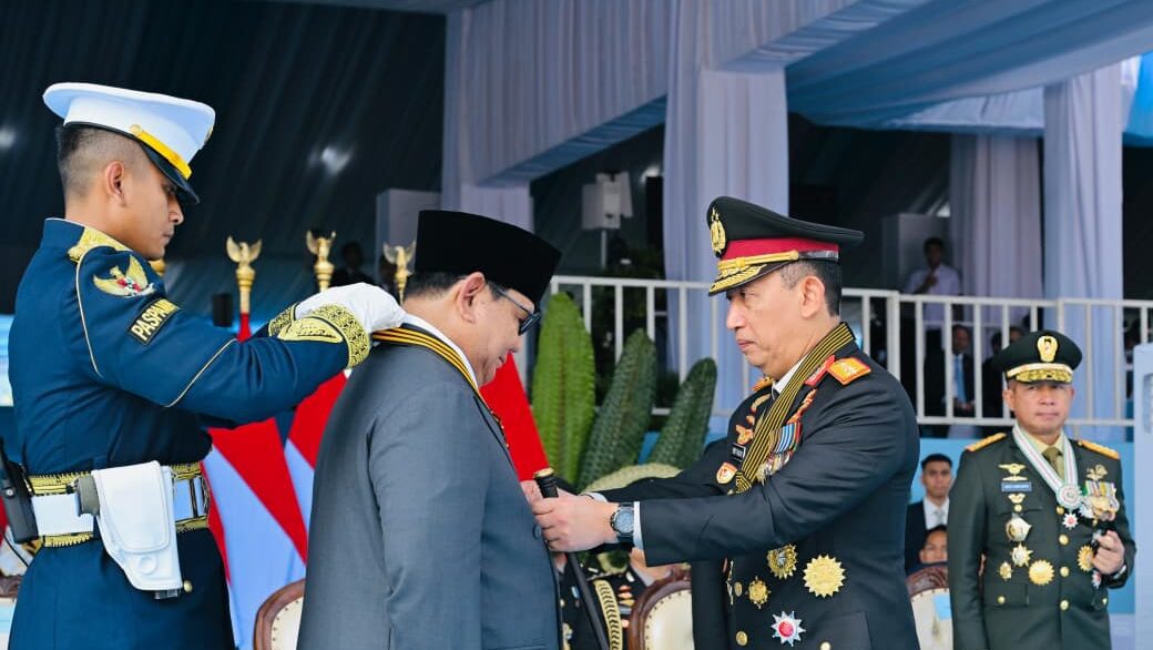 Kapolri Jenderal Listyo Sigit Prabowo saat mengalungkan Medali Loka Praja Samrakshana kepada Presiden Prabowo Subianto di Cikeas.