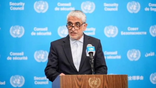 Duta Besar Iran untuk PBB Amir Saeid Iravani memberikan keterangan pers di depan ruang Dewan Keamanan PBB di New York.