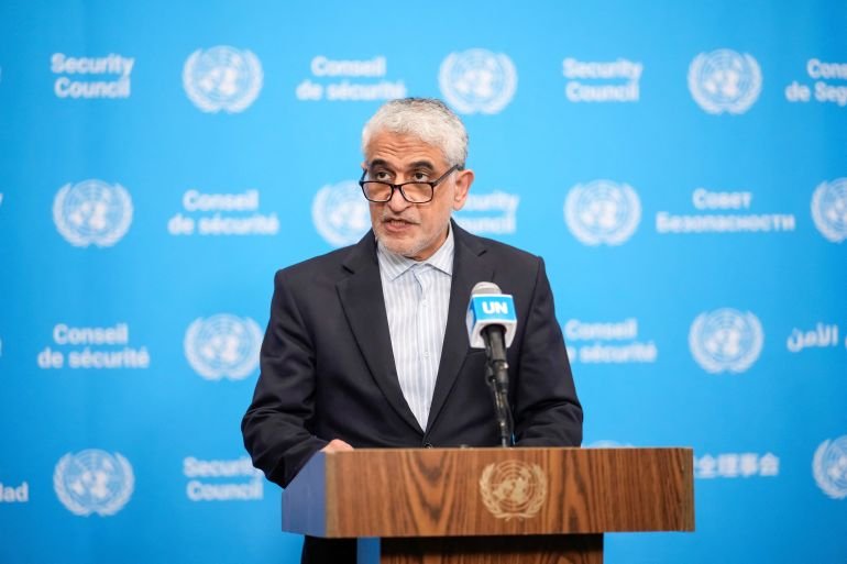 Duta Besar Iran untuk PBB Amir Saeid Iravani memberikan keterangan pers di depan ruang Dewan Keamanan PBB di New York.