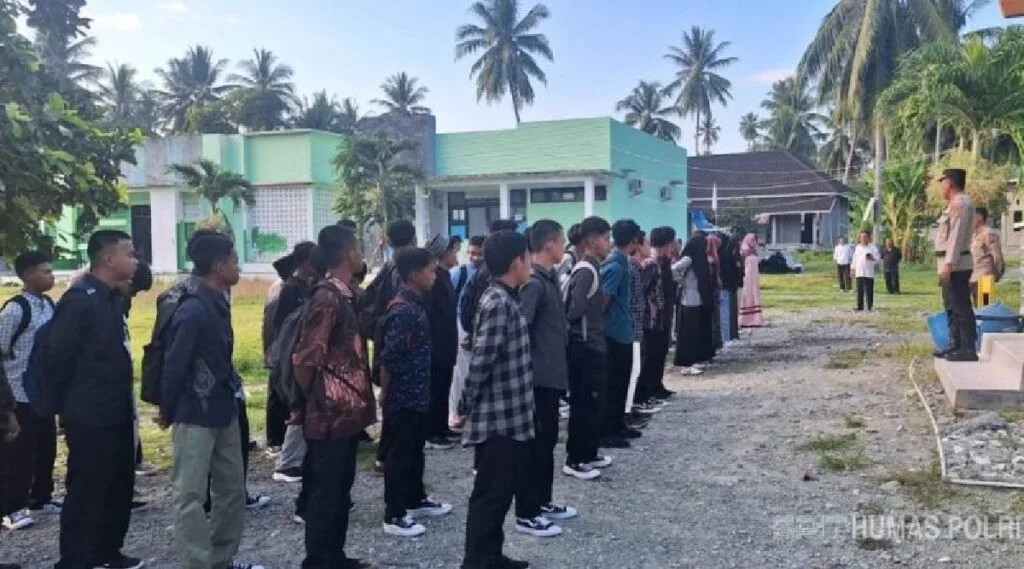 Sambangi MAN Ampana, Satbinmas Polres Tojo Una Una Edukasi Pelajar Jauhi Bullying, Hoaks, dan Narkoba