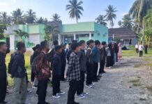 Sambangi MAN Ampana, Satbinmas Polres Tojo Una Una Edukasi Pelajar Jauhi Bullying, Hoaks, dan Narkoba Kasat Binmas Polres Tojo Una Una AKP Agus Habibie saat memberikan sosialisasi anti bullying dan narkoba kepada siswa MAN Ampana.