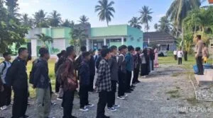 Kasat Binmas Polres Tojo Una Una AKP Agus Habibie saat memberikan sosialisasi anti bullying dan narkoba kepada siswa MAN Ampana.