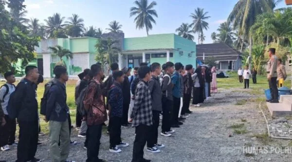 Kasat Binmas Polres Tojo Una Una AKP Agus Habibie saat memberikan sosialisasi anti bullying dan narkoba kepada siswa MAN Ampana.