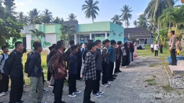 Kasat Binmas Polres Tojo Una Una AKP Agus Habibie saat memberikan sosialisasi anti bullying dan narkoba kepada siswa MAN Ampana.