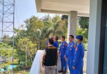 Respons Isu Erupsi di Medsos, Satpolairud Polres Lampung Selatan Cek Langsung Aktivitas Gunung Anak Krakatau Personel Satpolairud Polres Lampung Selatan sedang berkoordinasi dengan petugas Pos Pantau Gunung Anak Krakatau