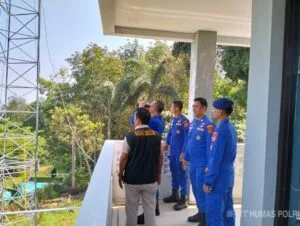 Personel Satpolairud Polres Lampung Selatan sedang berkoordinasi dengan petugas Pos Pantau Gunung Anak Krakatau