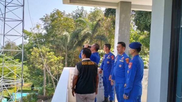 Personel Satpolairud Polres Lampung Selatan sedang berkoordinasi dengan petugas Pos Pantau Gunung Anak Krakatau