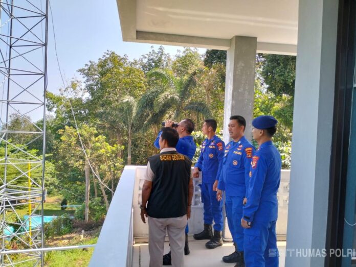 satpolairud-polres-lampung-selatan-monitoring-aktivitas-gunung-anak-krakatau-masyarakat-diminta-waspadai-hoaks Personel Satpolairud Polres Lampung Selatan sedang berkoordinasi dengan petugas Pos Pantau Gunung Anak Krakatau