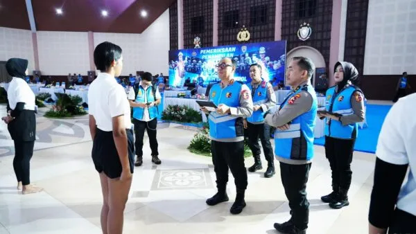 Wakapolri Komjen Dedi Prasetyo saat memimpin pemeriksaan penampilan calon taruna Akpol di Semarang.