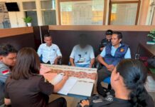 Kasus Kekerasan Seksual Anak di Kupang, Tersangka FYM Resmi Diserahkan ke Kejaksaan Tim penyidik Ditres PPA dan PPO Polda NTT saat proses pelimpahan tahap II tersangka FYM di Kantor Kejari Oelamasi.