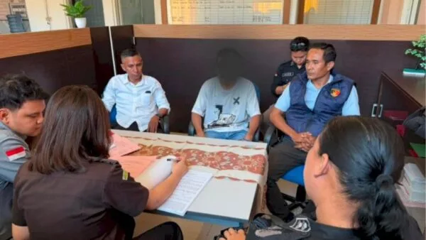 Tim penyidik Ditres PPA dan PPO Polda NTT saat proses pelimpahan tahap II tersangka FYM di Kantor Kejari Oelamasi.