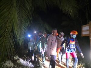 Tim SAR gabungan melakukan evakuasi jenazah di kawasan perairan Banyuasin.