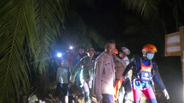 Tim SAR gabungan melakukan evakuasi jenazah di kawasan perairan Banyuasin.