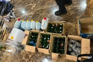 Barang bukti senjata tajam dan botol molotov yang disita Polda Metro Jaya jelang aksi di Gedung DPR RI