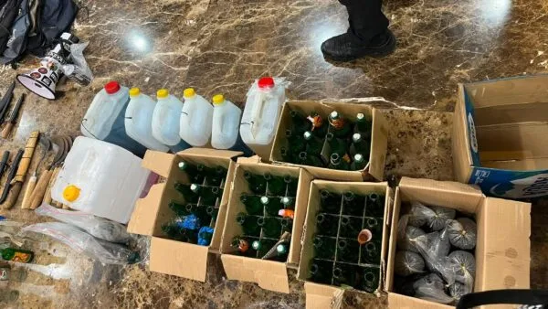 Barang bukti senjata tajam dan botol molotov yang disita Polda Metro Jaya jelang aksi di Gedung DPR RI