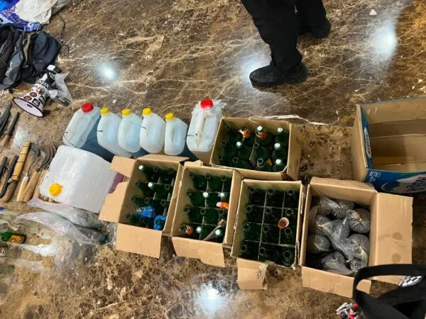 Barang bukti senjata tajam dan botol molotov yang disita Polda Metro Jaya jelang aksi di Gedung DPR RI