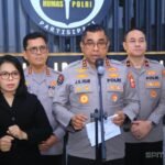 Kadivhumas Polri Irjen Pol Jhonny Edison Isir memberikan keterangan pers terkait pemeriksaan personel di Jakarta