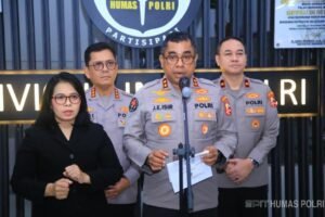 Kadivhumas Polri Irjen Pol Jhonny Edison Isir memberikan keterangan pers terkait pemeriksaan personel di Jakarta