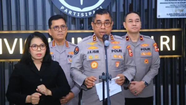 Kadivhumas Polri Irjen Pol Jhonny Edison Isir memberikan keterangan pers terkait pemeriksaan personel di Jakarta