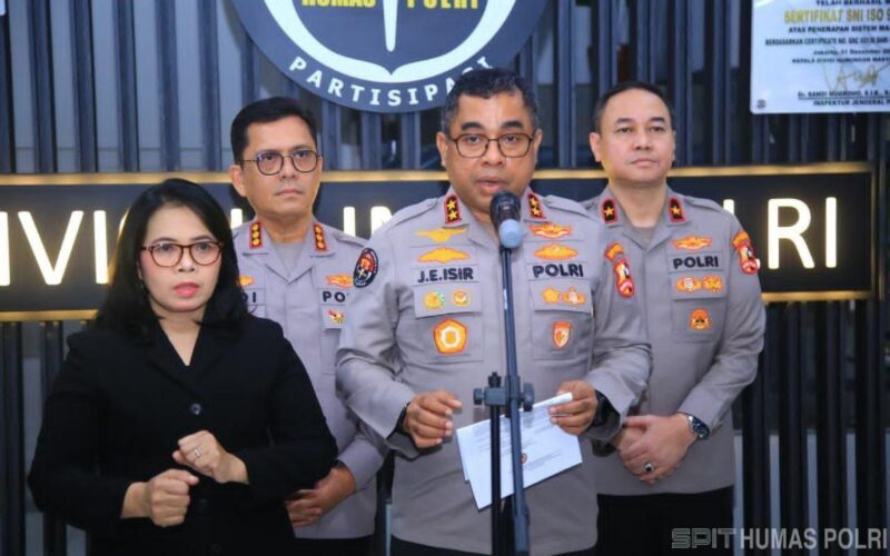 Kadivhumas Polri Irjen Pol Jhonny Edison Isir memberikan keterangan pers terkait pemeriksaan personel di Jakarta