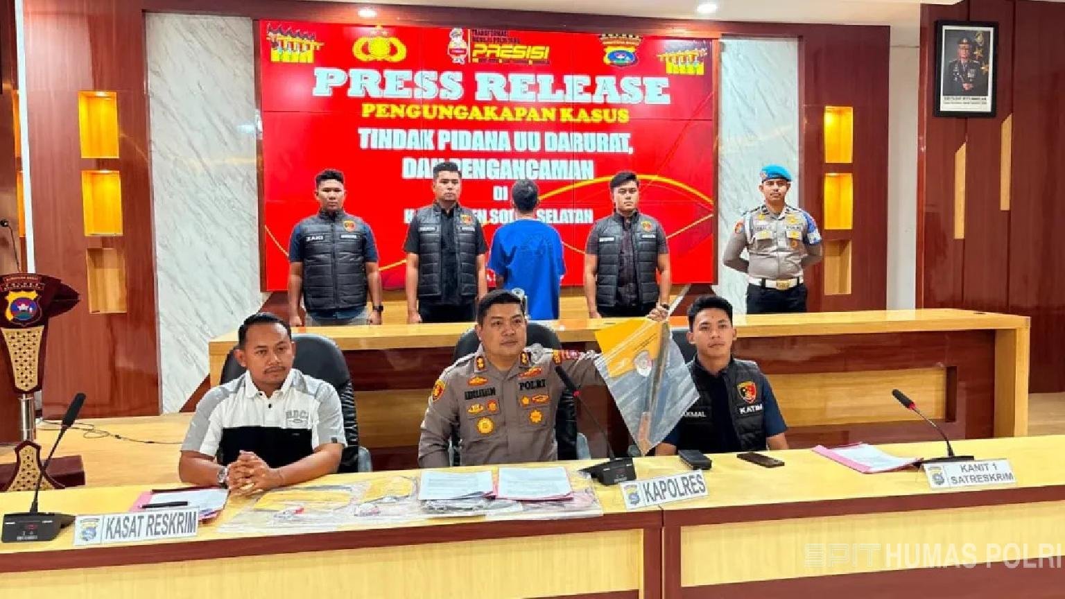 Kapolres Solok Selatan AKBP Andreanaldo Ademi menggelar konferensi pers penanganan kasus persetubuhan anak dan pengancaman.