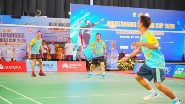 Kapolri Jenderal Listyo Sigit Prabowo dan Menteri ESDM Bahlil Lahadalia saat laga persahabatan penutupan Kapolri Cup 2026
