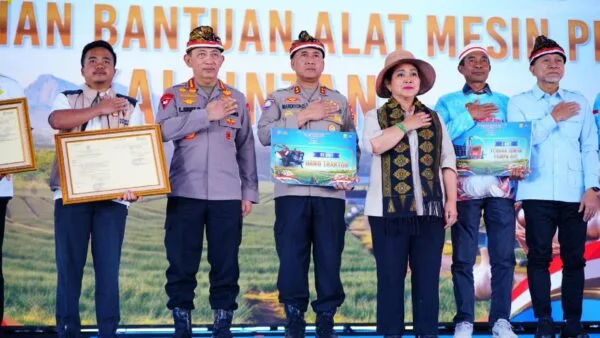 Kapolri Jenderal Polisi Listyo Sigit Prabowo memimpin penanaman bawang putih serentak di Sembalun Lombok Timur