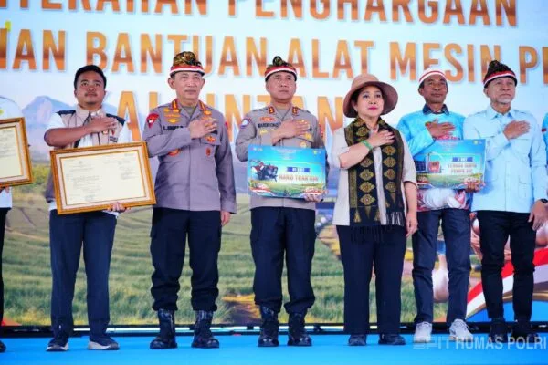 Kapolri Jenderal Polisi Listyo Sigit Prabowo memimpin penanaman bawang putih serentak di Sembalun Lombok Timur
