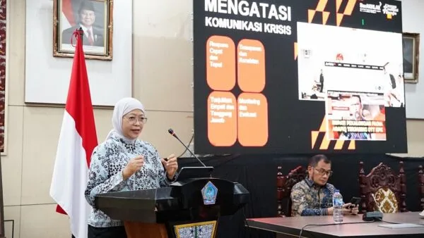 Kepala Biro Humas KPK Yuyuk Andriati Iskak bersama jajaran Pemprov Sulut dalam workshop komunikasi publik di Manado