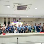 Kepala Disnaker Batam Yudi Suprapto berfoto bersama APINDO dan perwakilan 15 perusahaan besar