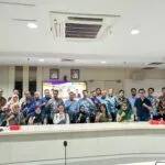 Kepala Disnaker Batam Yudi Suprapto berfoto bersama APINDO dan perwakilan 15 perusahaan besar