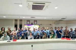 Kepala Disnaker Batam Yudi Suprapto berfoto bersama APINDO dan perwakilan 15 perusahaan besar
