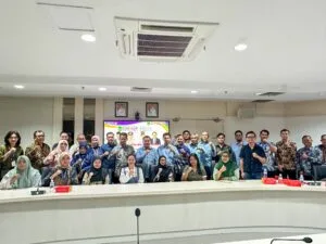 Kepala Disnaker Batam Yudi Suprapto berfoto bersama APINDO dan perwakilan 15 perusahaan besar