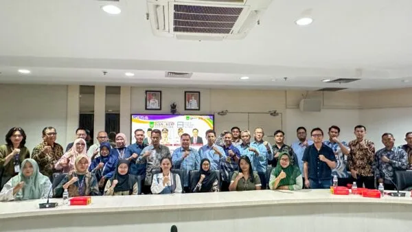 Kepala Disnaker Batam Yudi Suprapto berfoto bersama APINDO dan perwakilan 15 perusahaan besar