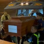 Kepala RS Bhayangkara Surabaya Kombes dr Bayu Dharma Shanti menyerahkan jenazah korban KM Mutiara Sentosa II kepada keluarga