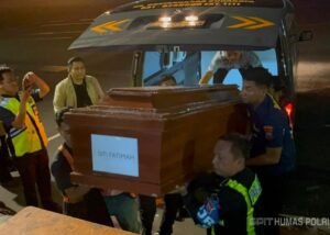 Kepala RS Bhayangkara Surabaya Kombes dr Bayu Dharma Shanti menyerahkan jenazah korban KM Mutiara Sentosa II kepada keluarga