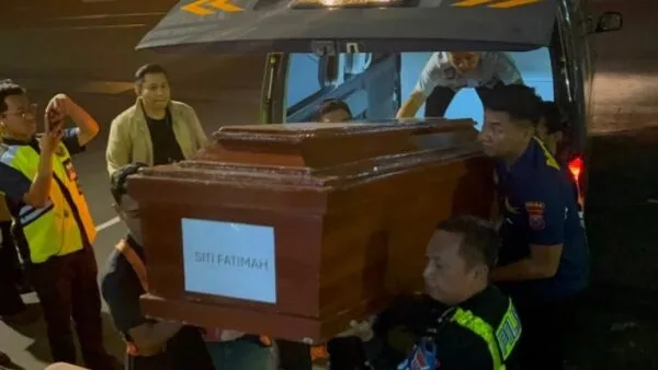 Kepala RS Bhayangkara Surabaya Kombes dr Bayu Dharma Shanti menyerahkan jenazah korban KM Mutiara Sentosa II kepada keluarga