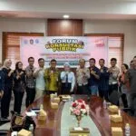 Kepala UPTD PPD Samsat Tanjungpinang Rina Hermawati bersama peserta Forum Konsultasi Publik 2026