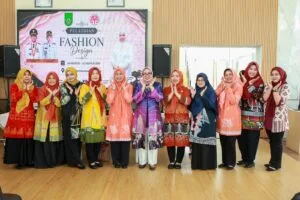 Ketua Dekranasda Kota Batam Erlita Amsakar membuka pelatihan desain fesyen di Gedung Dekranasda Batam