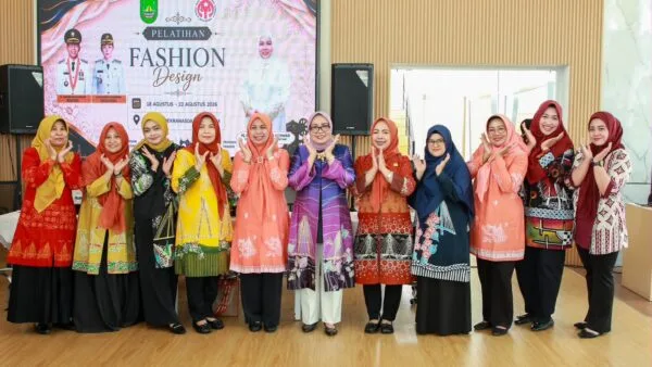 Ketua Dekranasda Kota Batam Erlita Amsakar membuka pelatihan desain fesyen di Gedung Dekranasda Batam