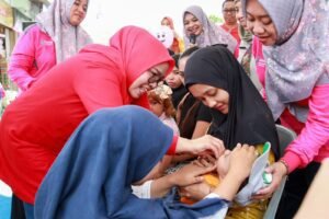 Ketua TP-PKK Batam Erlita Amsakar memimpin Pencanangan Intervensi Serentak Pencegahan Stunting di Posyandu Mawar 46 Bengkong Sadai