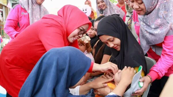 Ketua TP-PKK Batam Erlita Amsakar memimpin Pencanangan Intervensi Serentak Pencegahan Stunting di Posyandu Mawar 46 Bengkong Sadai