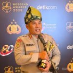Kombes Pol Eko Budhi Purwono menerima penghargaan Hoegeng Awards 2026 kategori Polisi Berdedikasi di Jakarta