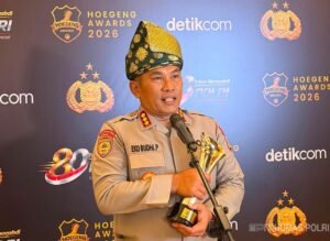 Kombes Pol Eko Budhi Purwono menerima penghargaan Hoegeng Awards 2026 kategori Polisi Berdedikasi di Jakarta