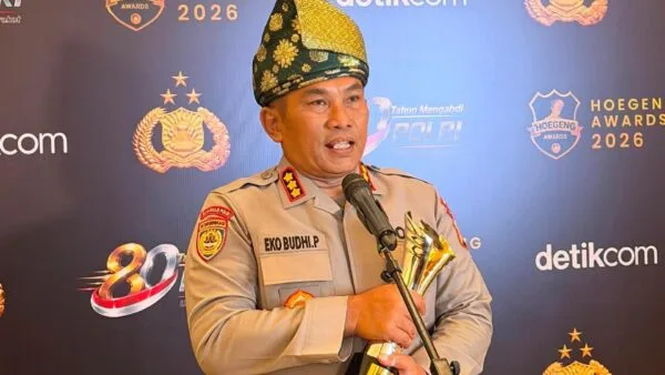 Kombes Pol Eko Budhi Purwono menerima penghargaan Hoegeng Awards 2026 kategori Polisi Berdedikasi di Jakarta